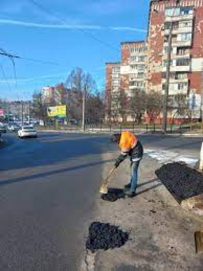 У Тернополі тривають роботи з ліквідації ямковості та пониження ділянок тротуарів