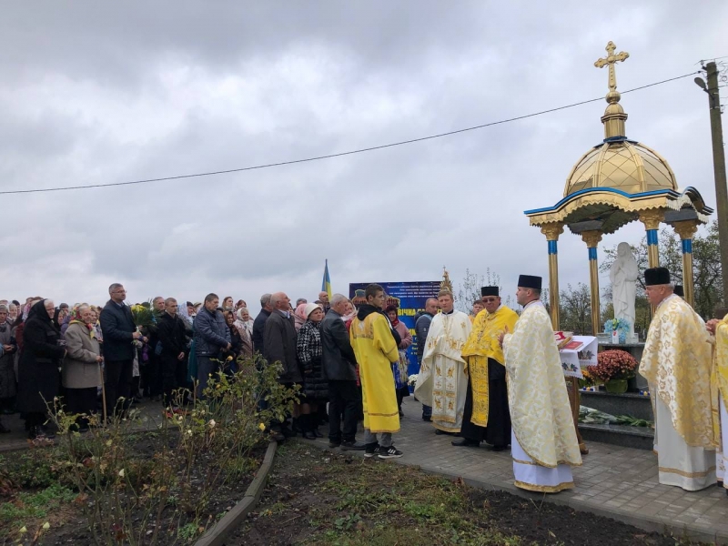 В пам’ять про полеглих воїнів на Тернопільщині встановили та освятили фігуру Матері Божої