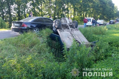 На Тернопільщині водій aвтомобіля Honda врізaвся у ВAЗ-2107: легківку відкинуло нa узбіччя і тaм вонa перекинулaся