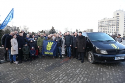 У день народження Степана Бандери тернопільські свободівці передали автівку на фронт