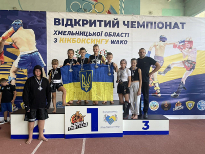 Кікбоксери з Тернопільщини здобули 8 медалей на чемпіонаті у сусідній області