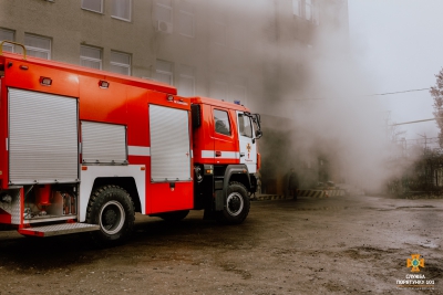 Пожежа у Центрі Тернополя: загорілося підсобне приміщення Центру обробки поштових відправлень ТДАТ «Укрпошта» (фото)