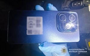 На Тернопільщині чоловік силоміць відібрав телефон у жінки: йому загрожує до 10 років ув’язнення