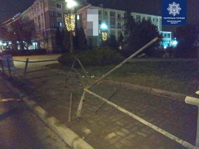 На вулиці Замковій у Тернополі п&#039;яний водій протаранив паркан