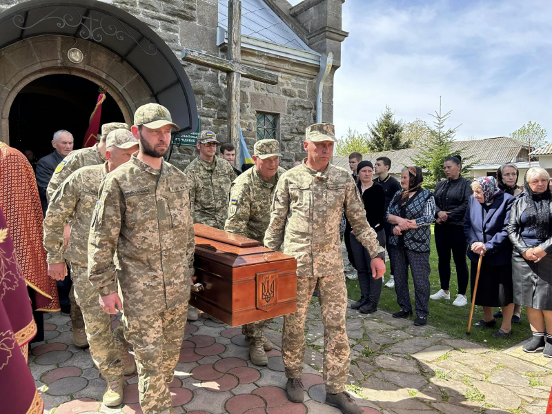 У селі Серединки на Тернопільщині попрощалися з 52-річним захисником Русланом Зазуляком