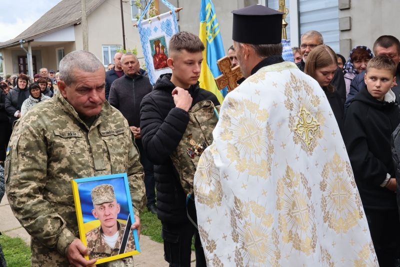 Понад 10 років захищав Україну: на Тернопільщині поховали Героя Віктора Тура