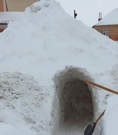 «Мов Еверест»: на Тернопільщині люди борються із сніговими заметами (фото)