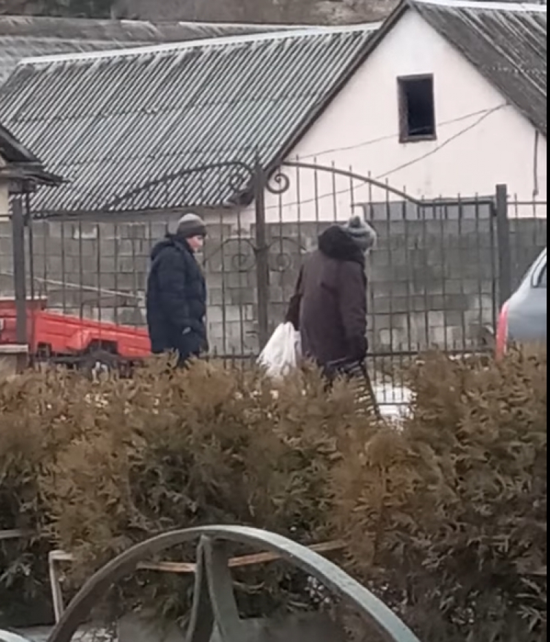 У Кременці посеред білого дня вкрали водостічну решітку (відео)