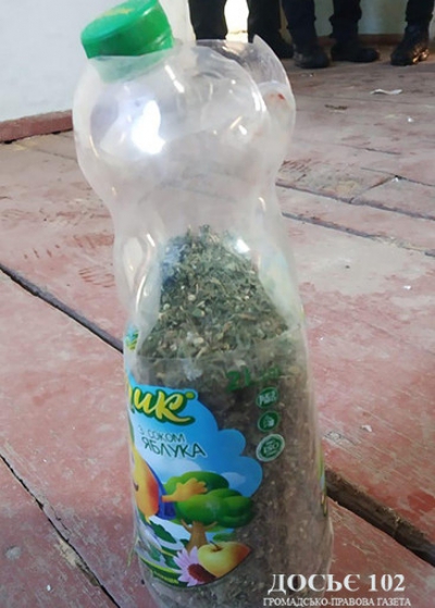 У неповнолітнього мешканця Тернопільщини виявили пляшку з наркотиками