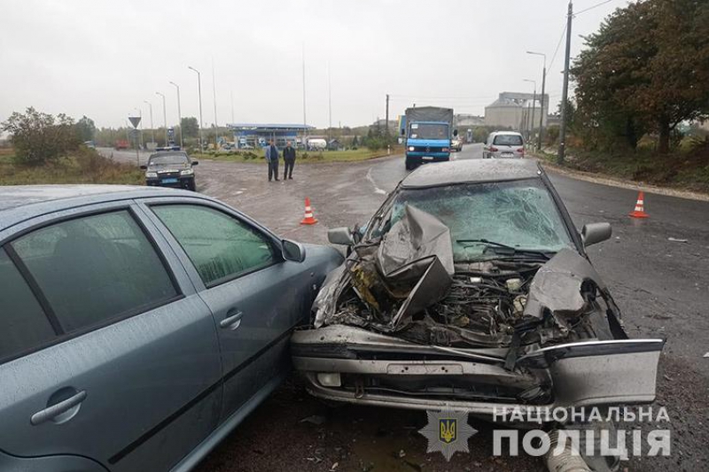 У Кременці, неподалік АЗС, не розминулися КамАз та Subaru