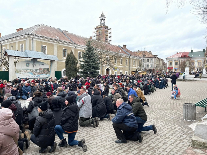 На Тернопільщині люди прощалися з Героєм України Віталієм Скакуном