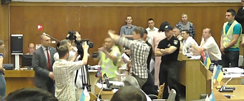 Бійка під час сесії Тернопільської облради: нардеп-радикал ледь &quot;не вгрів&quot; палицею депутата-свободівця
