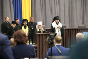 Хор, священники та новий голова: депутати Тернопільської облради зібралися на черговій сесії