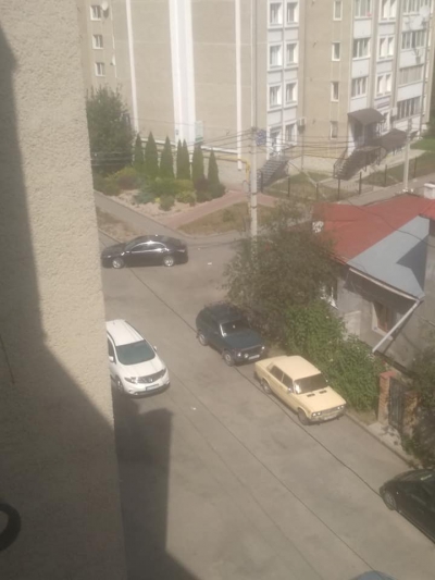 «Ні швидка, ні пожежна не проїде»: у Тернополі автівки залишили просто на дорозі