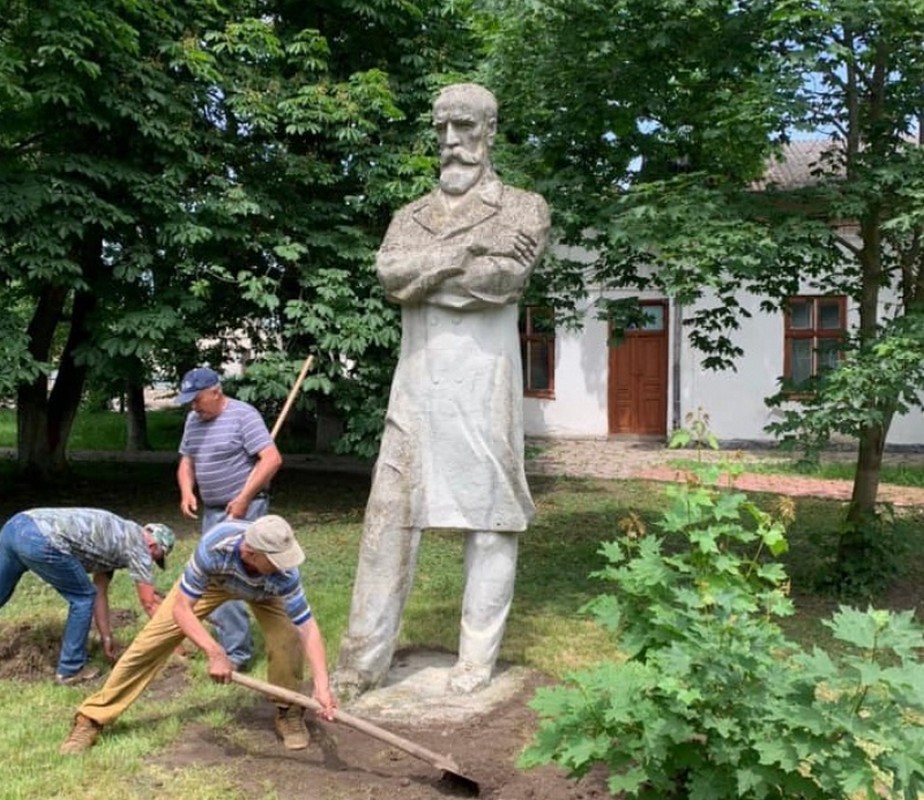 На Тернопільщині пам’ятник видатному фізику перенесли на нове місце (фото)