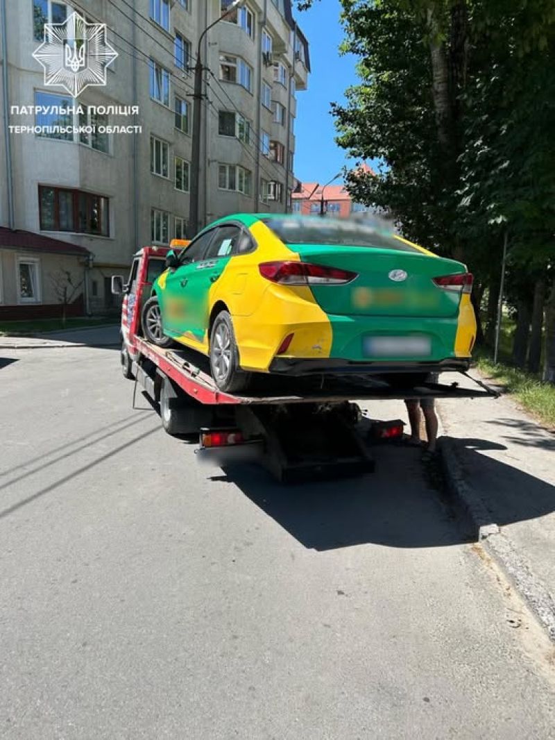 У Тернополі водій припаркував транспортний засіб на тротуарі