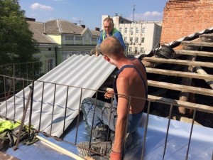 Як ремонтують дах у центрі Тернополя (ФОТО)