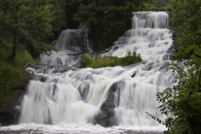 Містичне диво на Тернопільщині – водоспад казкової краси, шлях до якого пролягає стежкою кольору крові (фото)