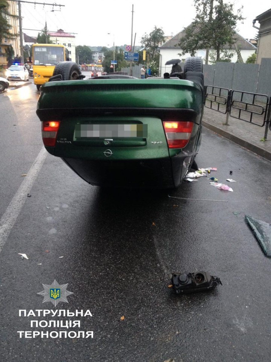 У Тернополі на Кривоноса п&#039;яний водій перекинув автомобіль