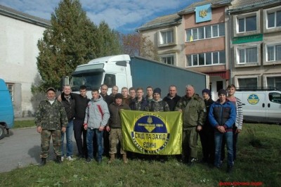 Представники фермерського підприємства Петра Гадза передали бійцям в АТО 5 тонн яблук із садів Бучаччини