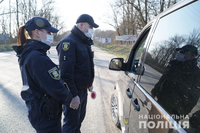 Поліцейські через гучномовці інформують тернополян про карантин