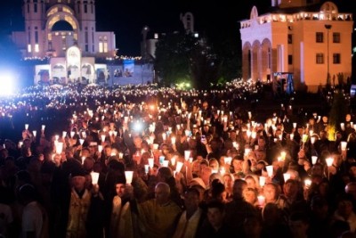 Під час багатотисячного походу зі свічками у Зарваниці молилися мир в Україні