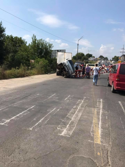 На Гаївському мості у Тернополі - знову ДТП: вантажний автомобіль зніс висотний обмежувач