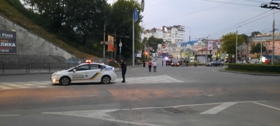 Без водія: у Тернополі невідомі залишили серед дороги підозрілу автівку