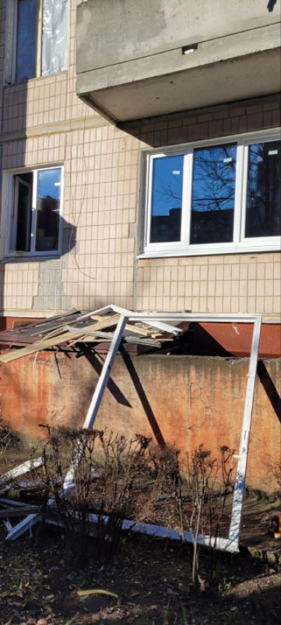 Міська рада Тернополя забезпечує заміну вікон у будинку на вулиці 15 Квітня, 31, який постраждав від ракетної атаки