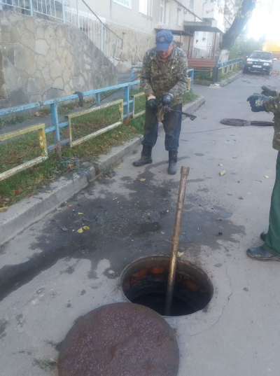 «Шмаття та риба у каналізації»: на Тернопільщині комунальники скаржаться на людей