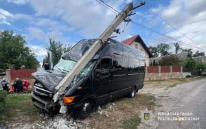 3,11 проміле за кермом: на Тернопільщині водій автобуса врізався в електроопору, постраждали троє пасажирів