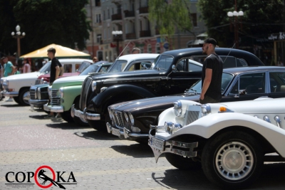 Десятки найстаріших автомобілів вишикувались у центрі Тернополя (фоторепортаж)  