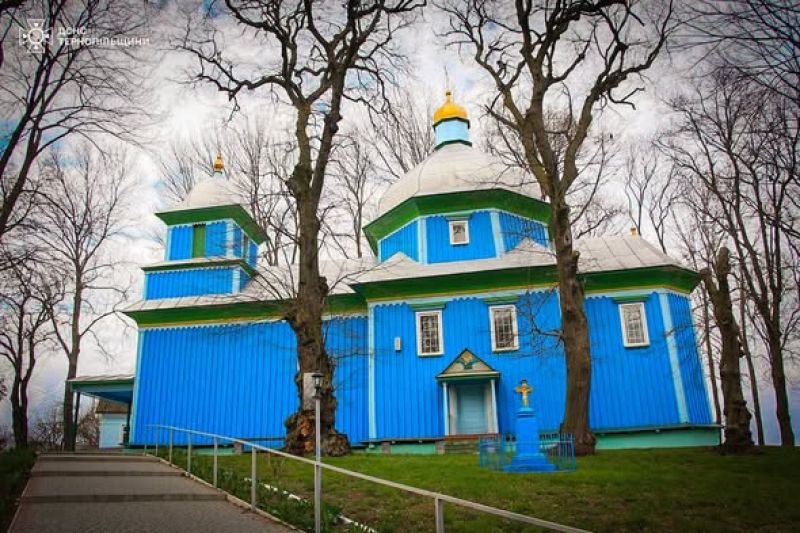 На Тернопільщині рятувальники врятували від вогню дерев'яну церкву
