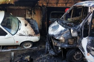 Пожежа на території гаражного кооперативу у Тернополі: вогонь знищив автомобілі (фото)