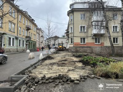 У центрі Тернополя оновлюють тротуари в межах проєкту «Рух без бар’єрів»