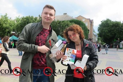 У центрі Тернополя перехожі отримували презервативи, лубриканти та «Абетки самозахисту» (фото)