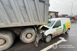 У Тернополі легківка врізалася у вантажівку