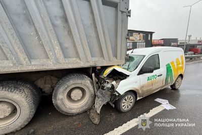 У Тернополі легківка врізалася у вантажівку