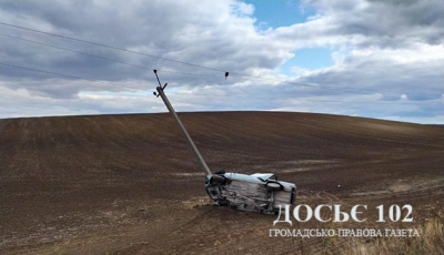 На Тернопільщині легківка влетіла в електроопору: у водія - проникаюче поранення грудної клітки