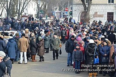 У Тернополі поліція слідкує за порядком біля Катедри (фото, відео)