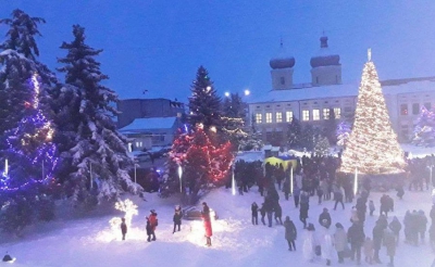 У Збаражі засяяла новорічна ялинка (фото)