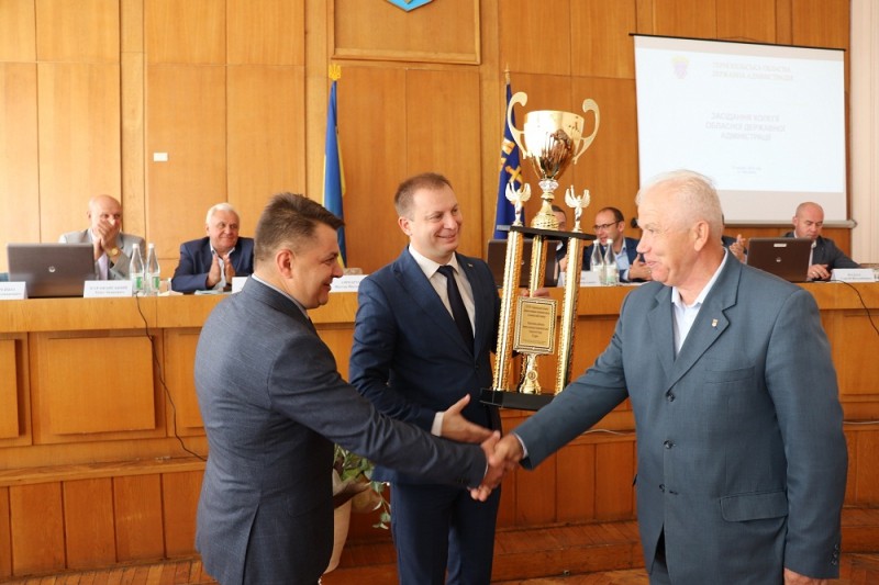 Одна із тернопільських шкіл отримала  від Міністерства молоді та спорту України пам’ятний кубок