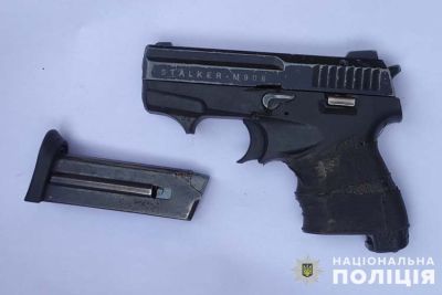 Жителю Тернопільщини поліцейські інкримінують незаконну торгівлю зброєю