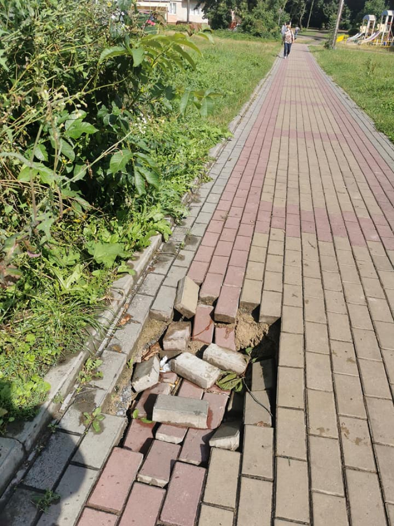 У Тернополі тротуар йде під землю (фотофакт)