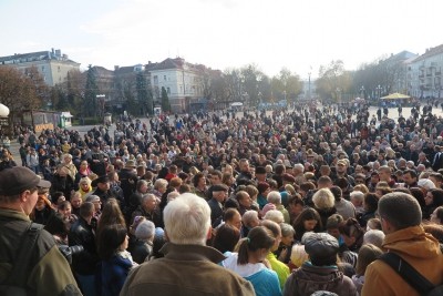 Тисячний люд заполонив головну площу Тернополя. Люди кричали &quot;Ганьба!&quot; та перекривали дороги (фото)