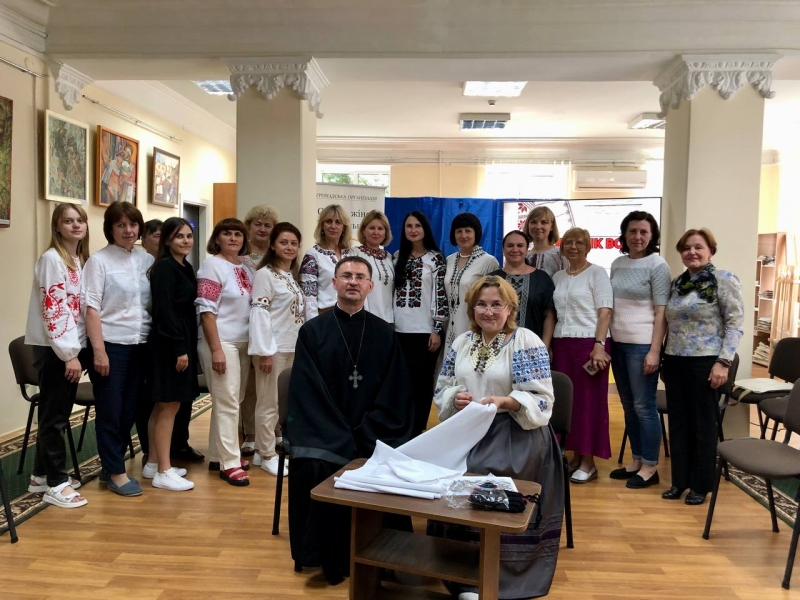 Рушник Волі: у Тернопільській бібліотеці вишивають триметровий рушник