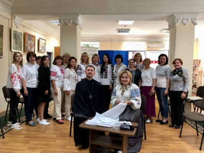 Рушник Волі: у Тернопільській бібліотеці вишивають триметровий рушник