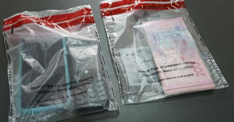 «Ваша онука потрапила у ДТП»: тернопільські оперативники затримали зловмисницю, причетну до шахрайства