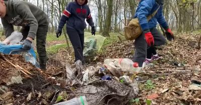 У лісі на Тернопільщині жителі громади зібрали 500 мішків сміття (відео)