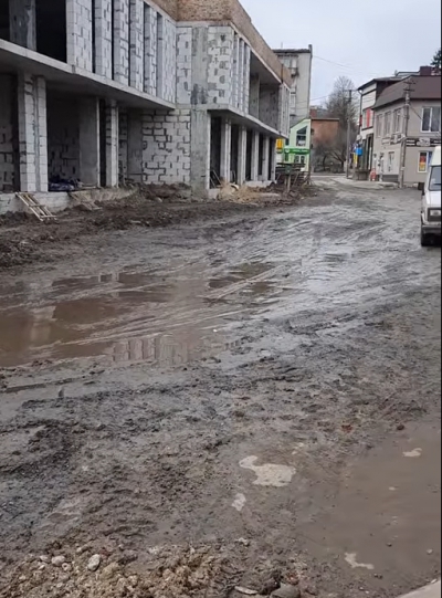 На Тернопільщині автобусна зупинка потопає у багнюці